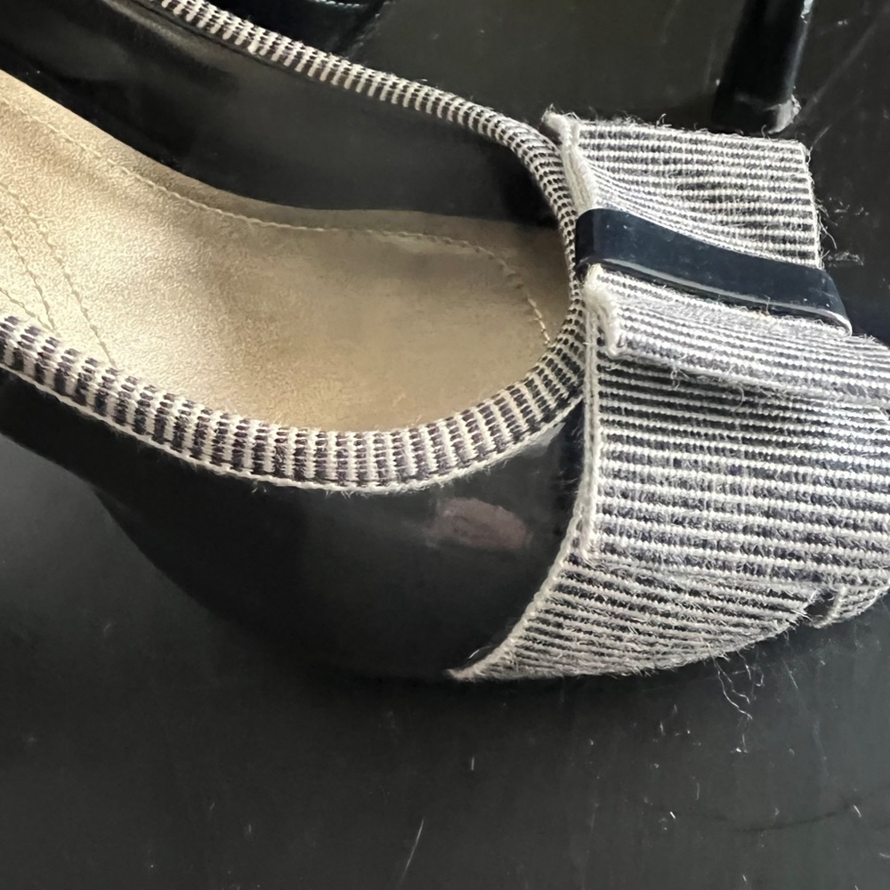 TAHARI Sling Back Navy Patent Leather Shoe with Striped Piping and Bow 7.5 Size - Picture 3 of 12